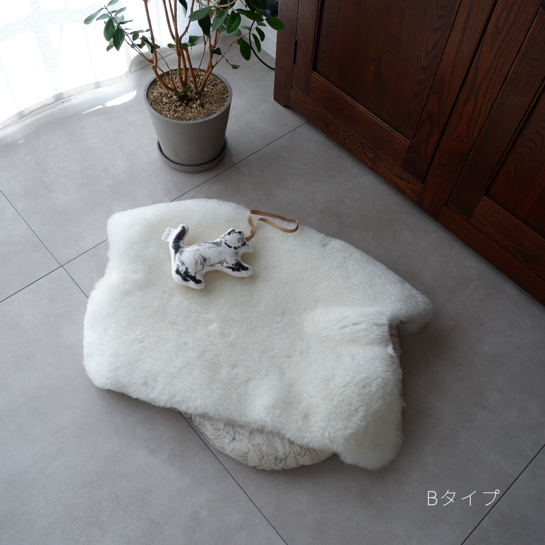 【予約販売】猫のためのスプリングラムスキンラグ【オフホワイト】