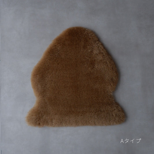 <予約>猫のためのスプリングラムスキンラグ【ブラウン】