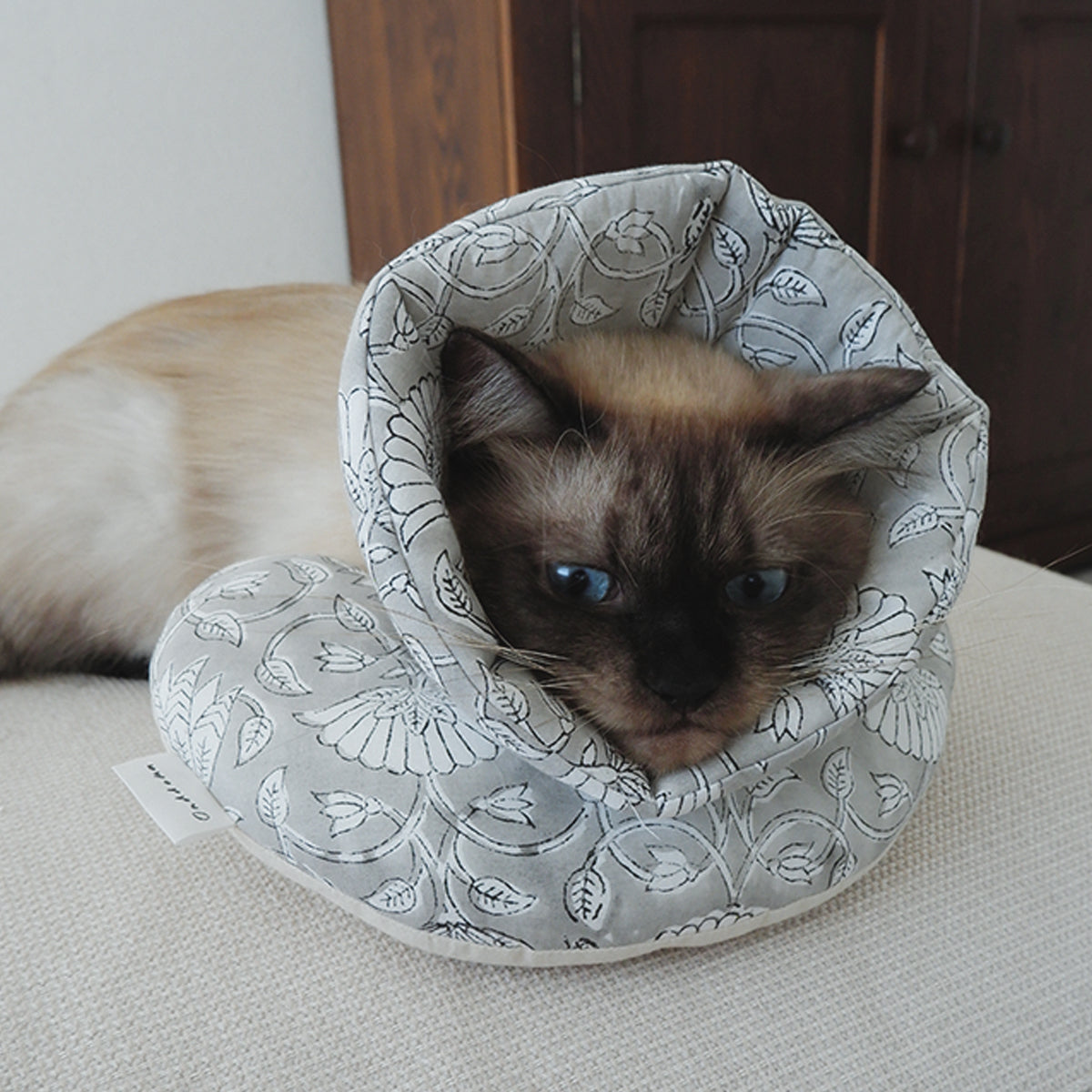 猫のやわらかエリザベスカラー【ハンドブロックプリント/Gray Petit fleur】