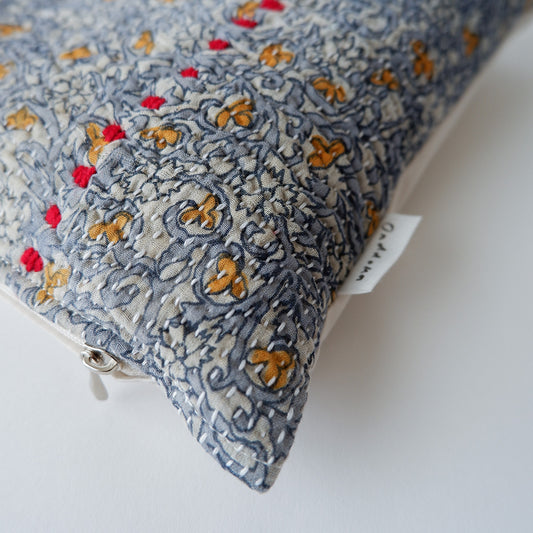 〈Vintage kantha quilt〉猫にフィットするクッション【Blue Flower-E】