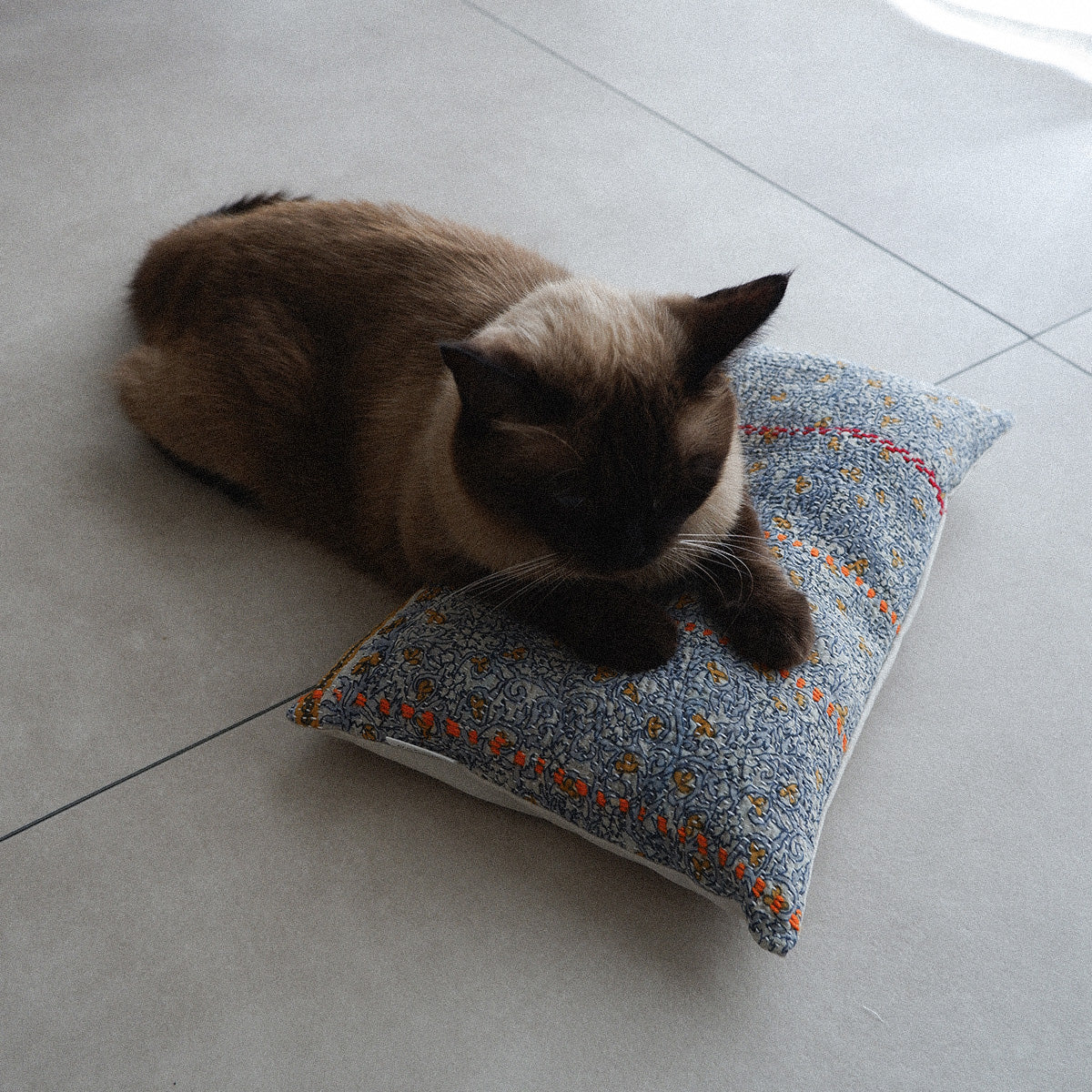 〈Vintage kantha quilt〉猫にフィットするクッション【Blue Flower-D】