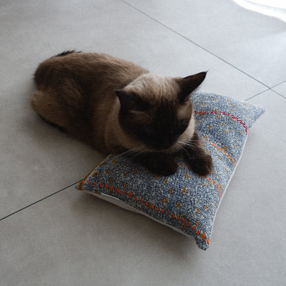 〈Vintage kantha quilt〉猫にフィットするクッション【Blue Flower-D】
