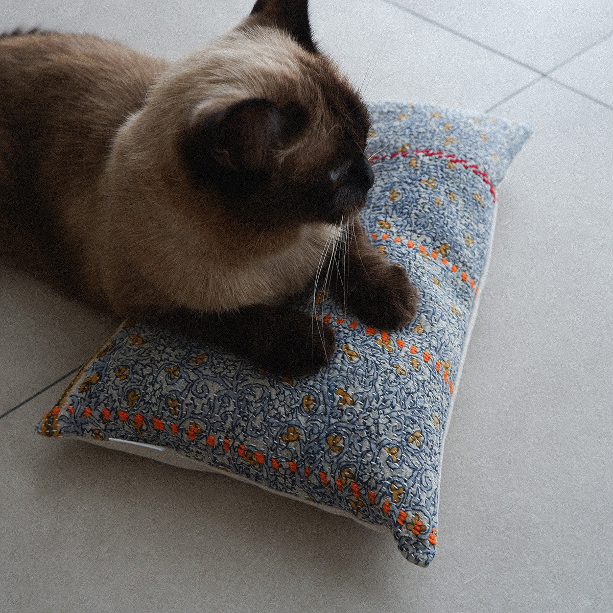 〈Vintage kantha quilt〉猫にフィットするクッション【Blue Flower-D】