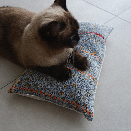 〈Vintage kantha quilt〉猫にフィットするクッション【Blue Flower-F】