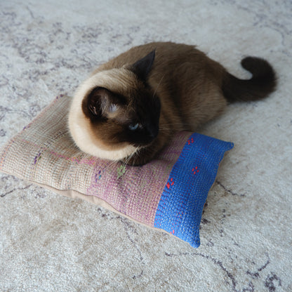 Vintage kantha quilt 猫にフィットするクッション【Beige×Blue-A】