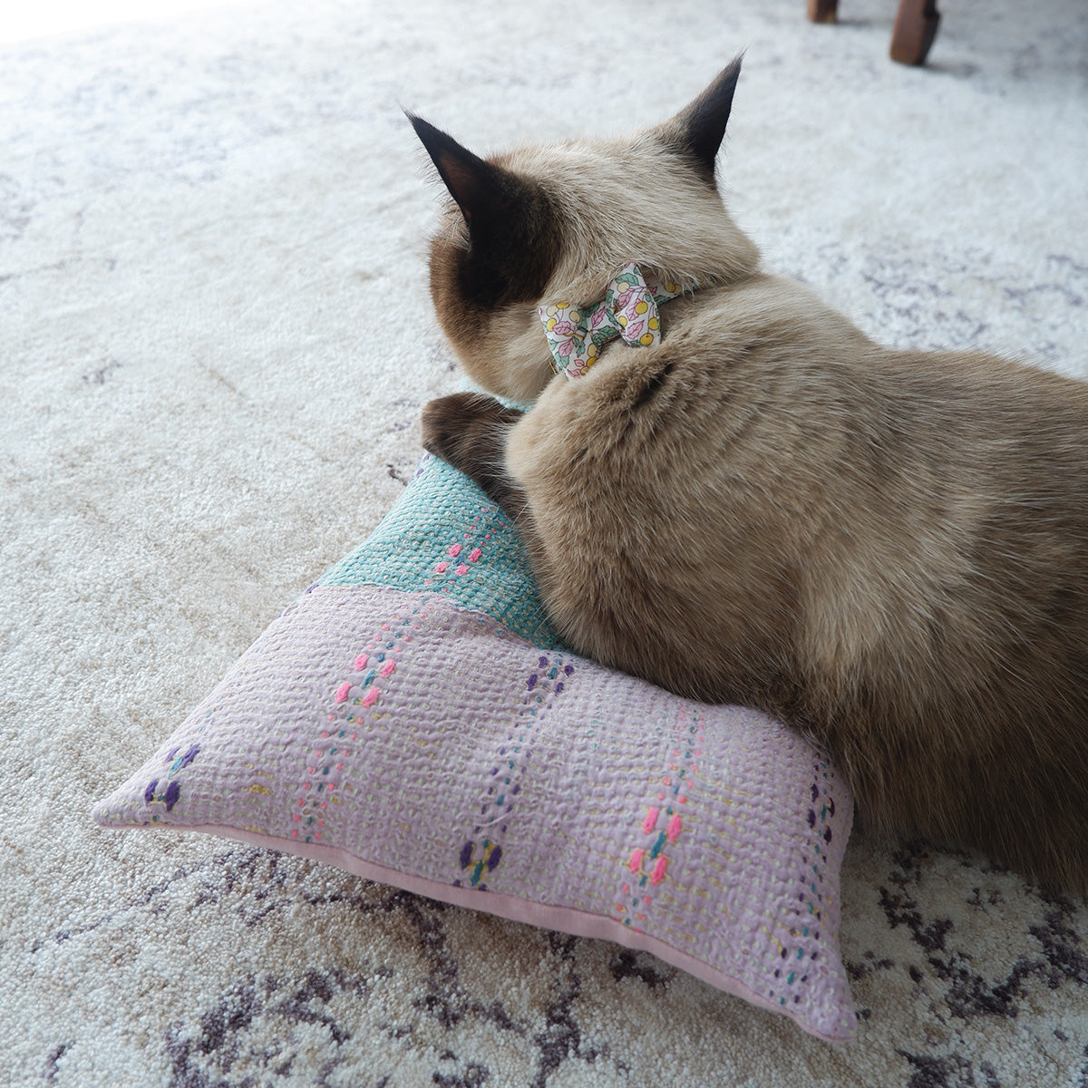 Vintage kantha quilt 猫にフィットするクッション【Green×Pink-A】