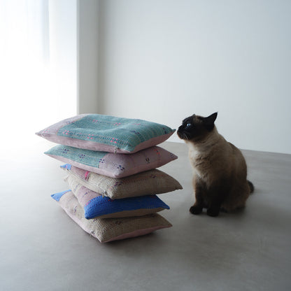 Vintage kantha quilt 猫にフィットするクッション【Green×Pink-A】