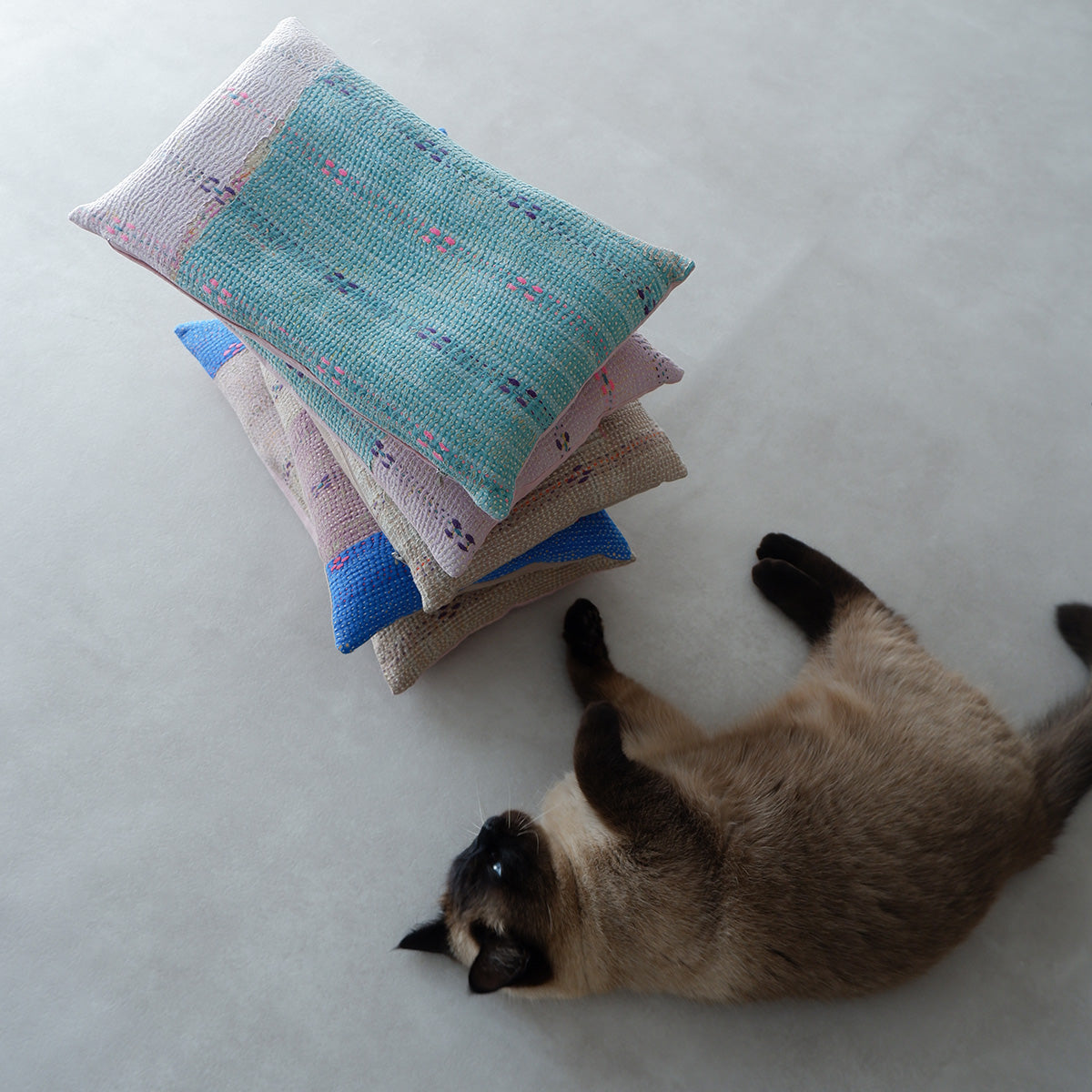 Vintage kantha quilt 猫にフィットするクッション【Beige×Blue-A】