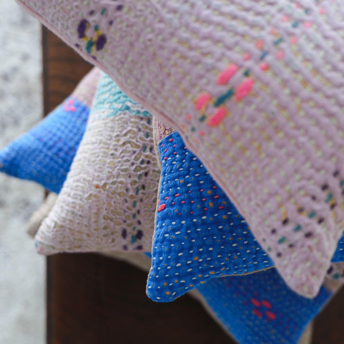 Vintage kantha quilt 猫にフィットするクッション【Beige×Blue-C】