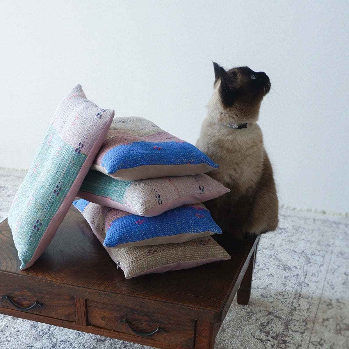 Vintage kantha quilt 猫にフィットするクッション【Green×Pink-A】