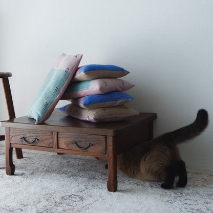 Vintage kantha quilt 猫にフィットするクッション【Beige×Blue-B】