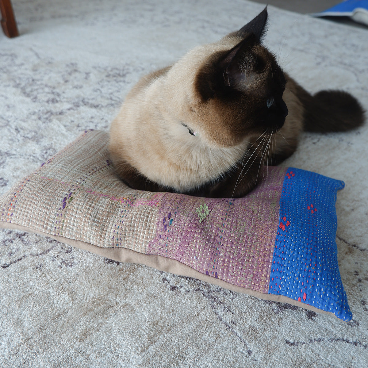 Vintage kantha quilt 猫にフィットするクッション【Beige×Blue-B】