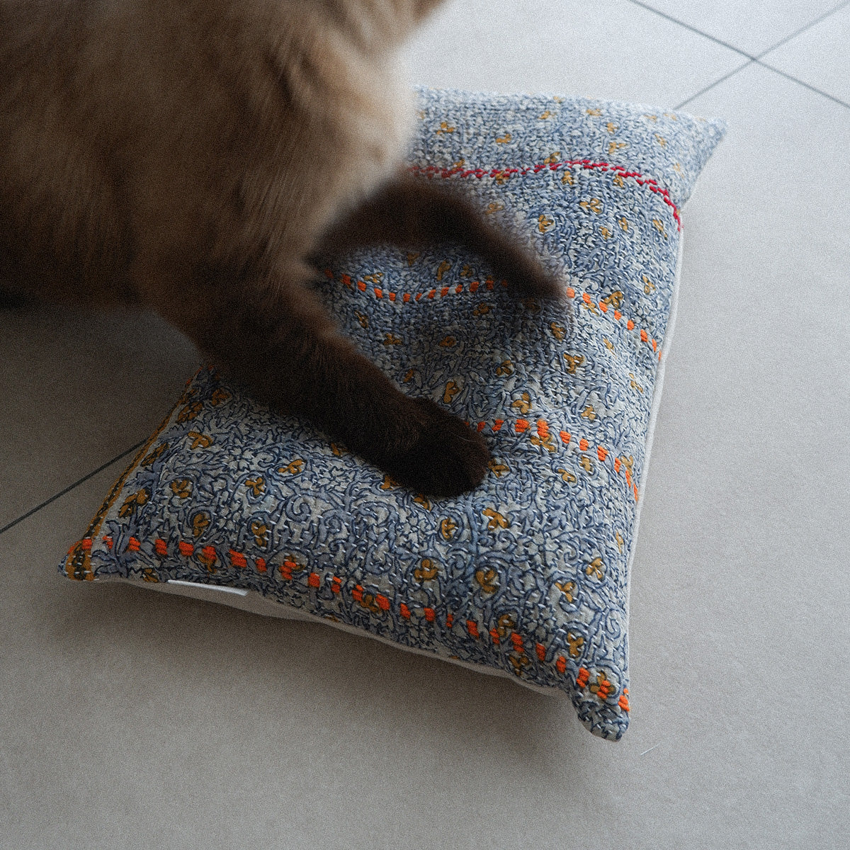 〈Vintage kantha quilt〉猫にフィットするクッション【Blue Flower-D】