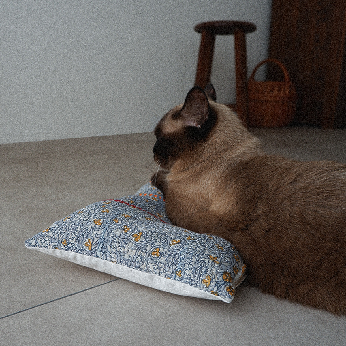 〈Vintage kantha quilt〉猫にフィットするクッション【Blue Flower-D】