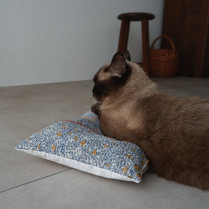 〈Vintage kantha quilt〉猫にフィットするクッション【Blue Flower-D】