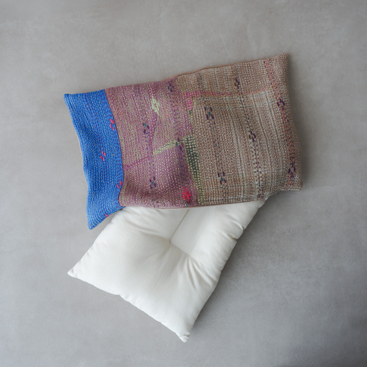 Vintage kantha quilt 猫にフィットするクッション【Beige×Blue-A】