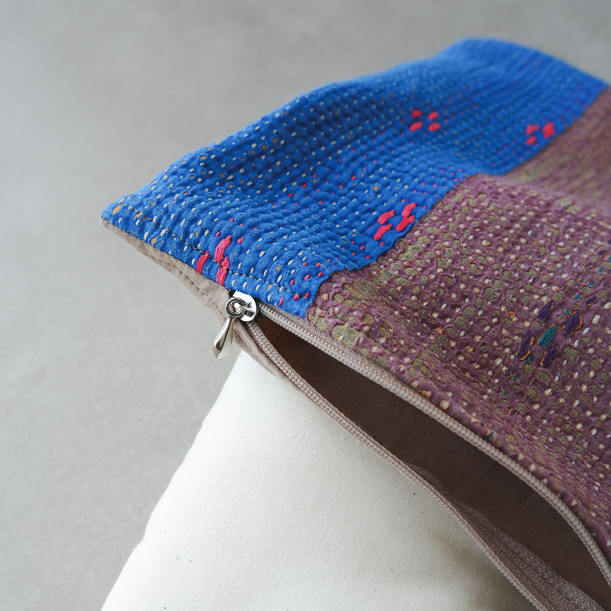 Vintage kantha quilt 猫にフィットするクッション【Beige×Blue-A】