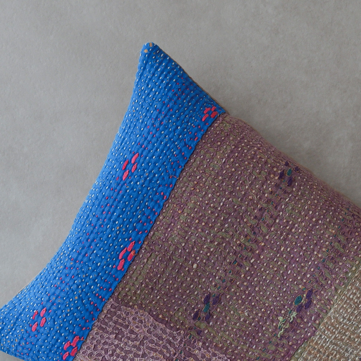 Vintage kantha quilt 猫にフィットするクッション【Beige×Blue-B】