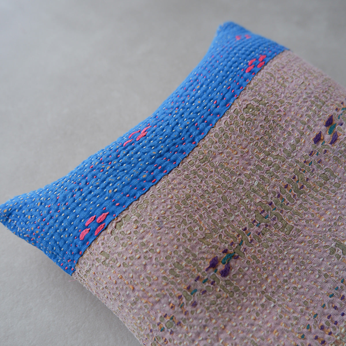 Vintage kantha quilt 猫にフィットするクッション【Beige×Blue-C】