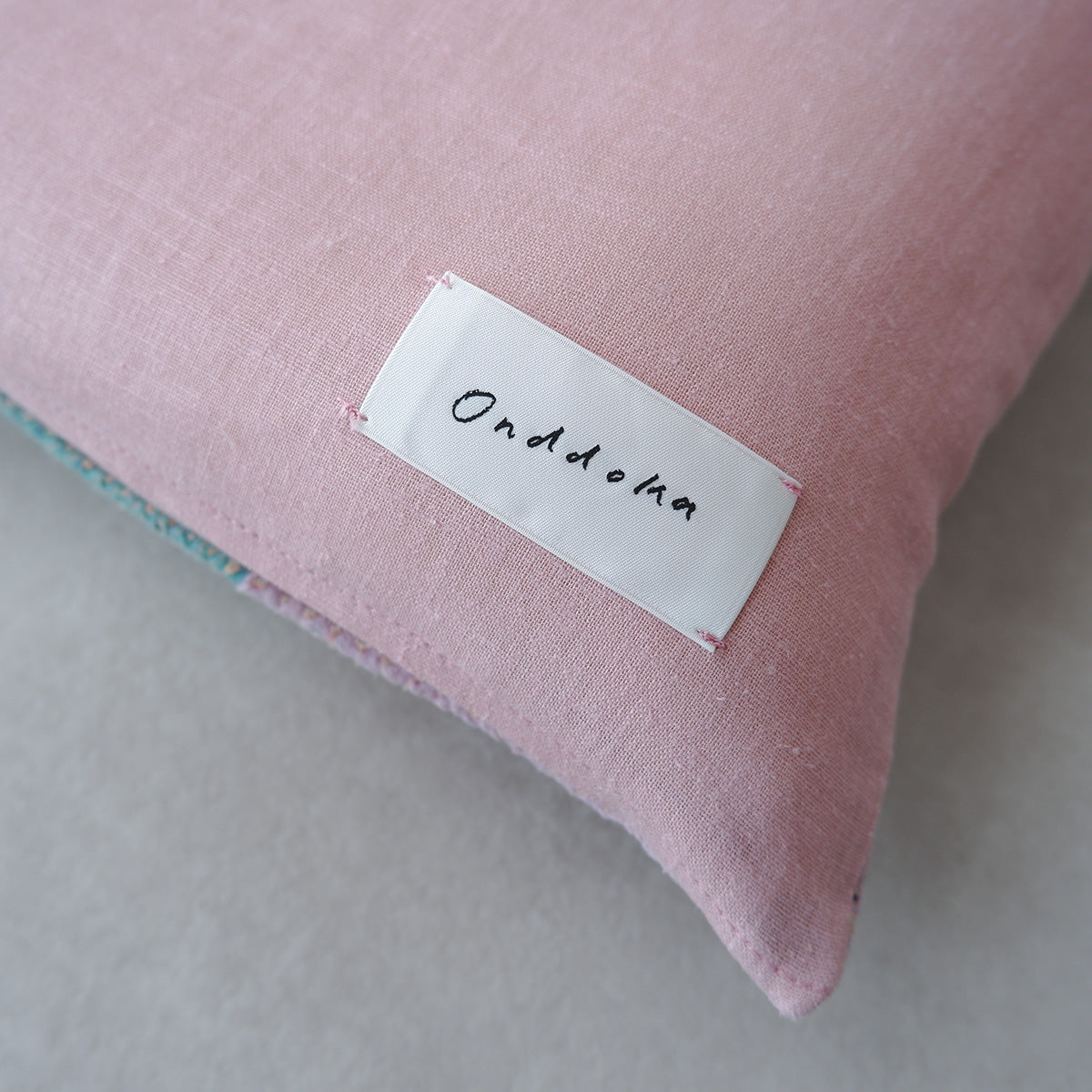 Vintage kantha quilt 猫にフィットするクッション【Green×Pink-A】