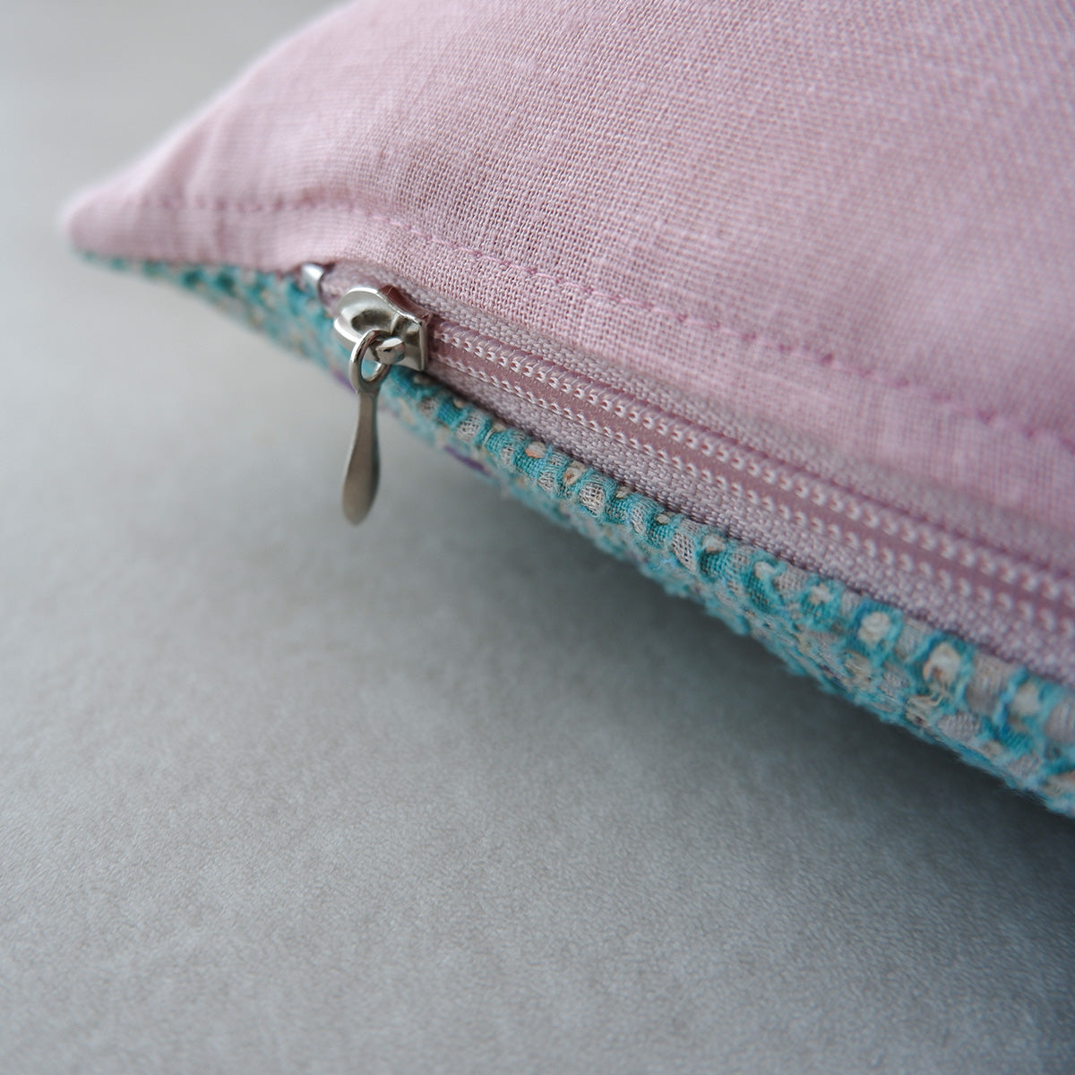 Vintage kantha quilt 猫にフィットするクッション【Green×Pink-A】