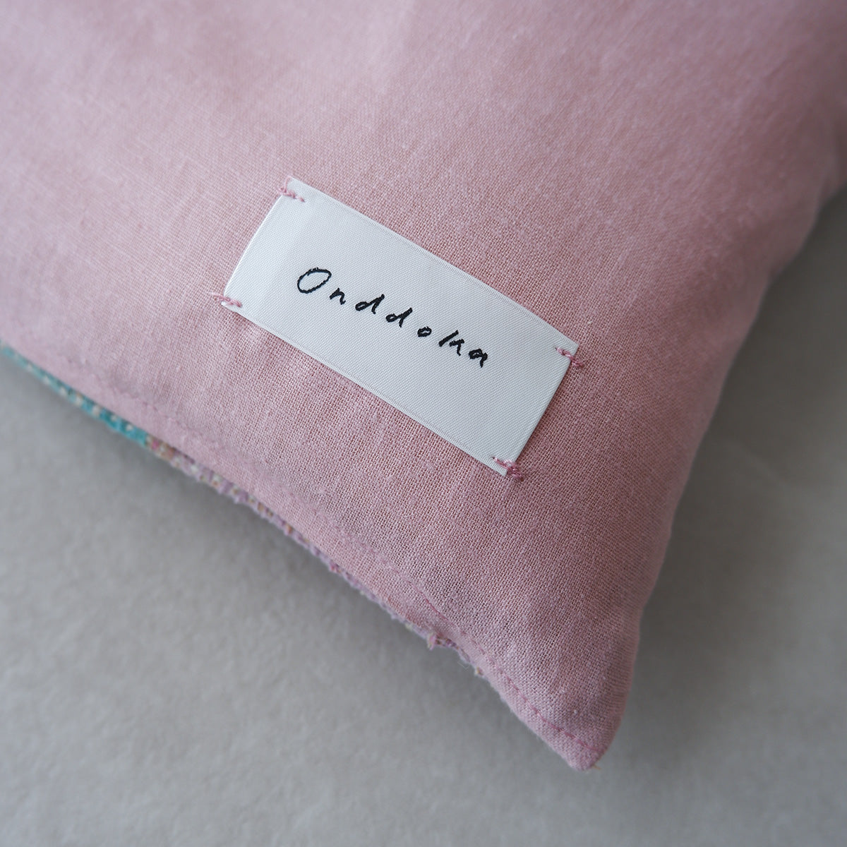 Vintage kantha quilt 猫にフィットするクッション【Green×Pink-B】