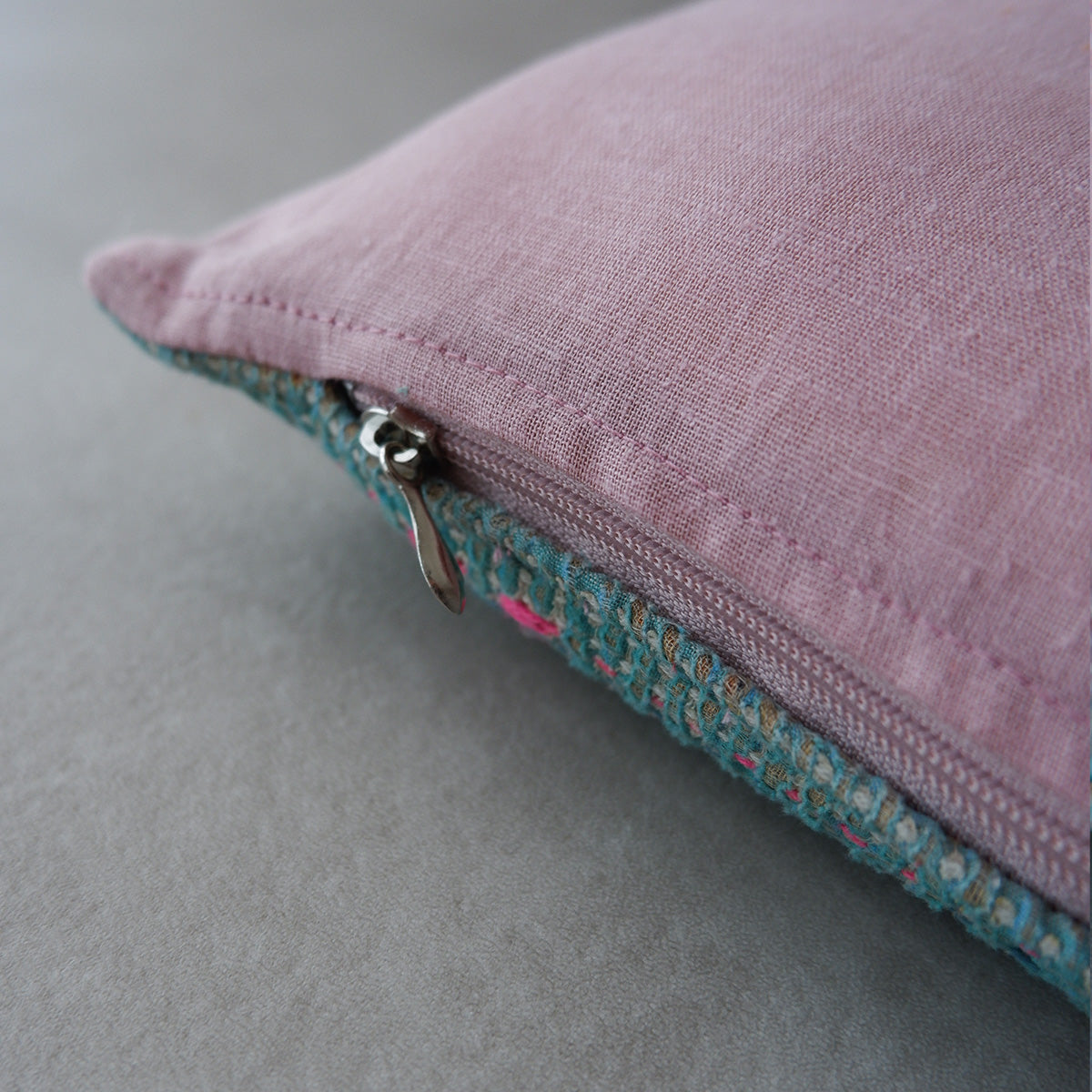 Vintage kantha quilt 猫にフィットするクッション【Green×Pink-B】