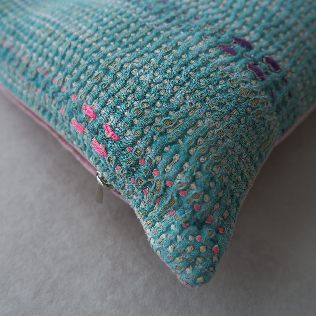 Vintage kantha quilt 猫にフィットするクッション【Green×Pink-B】