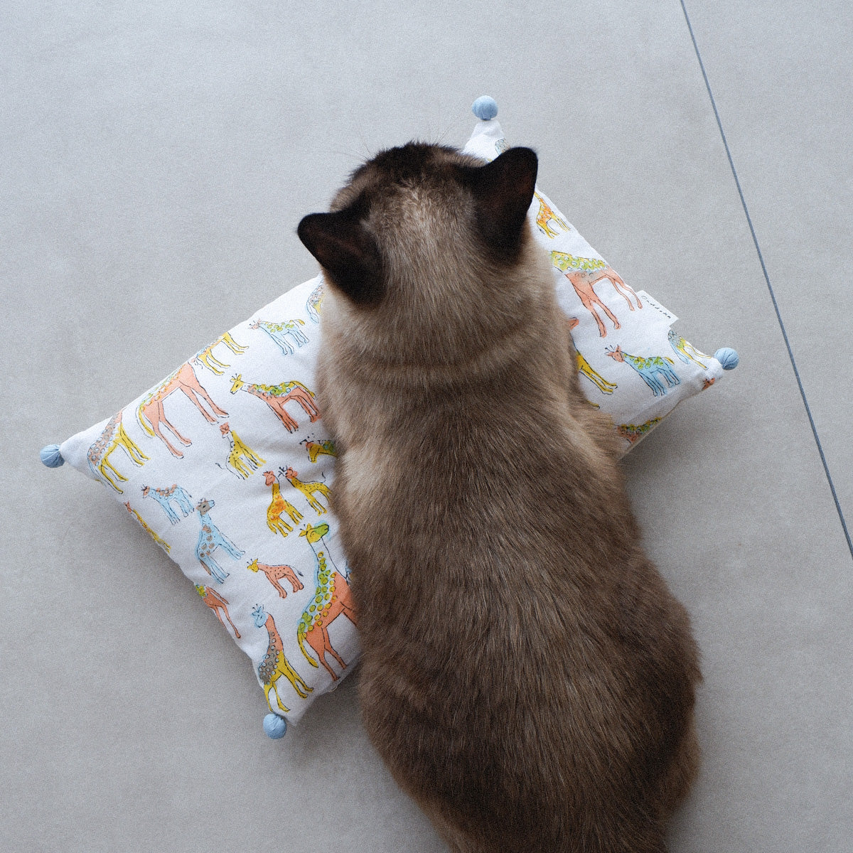 7/31発売〉猫にフィットするクッションカバー【ハンドブロックプリント