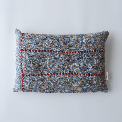 〈Vintage kantha quilt〉猫にフィットするクッション【Blue Flower-D】