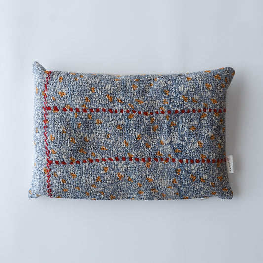 〈Vintage kantha quilt〉猫にフィットするクッション【Blue Flower-D】
