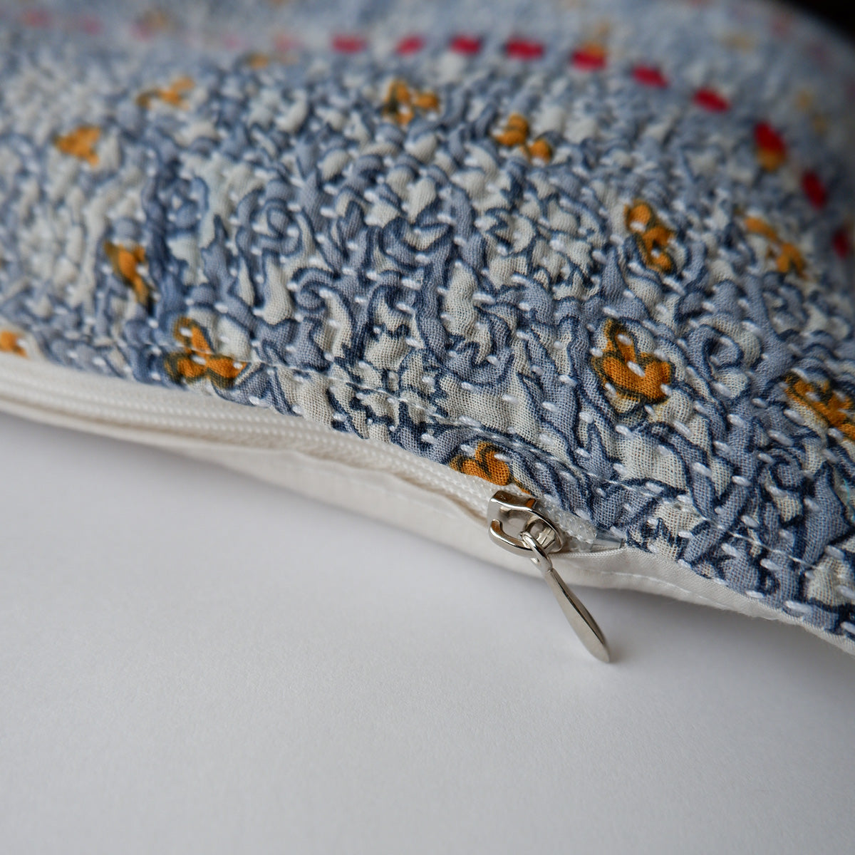 〈Vintage kantha quilt〉猫にフィットするクッション【Blue Flower-D】