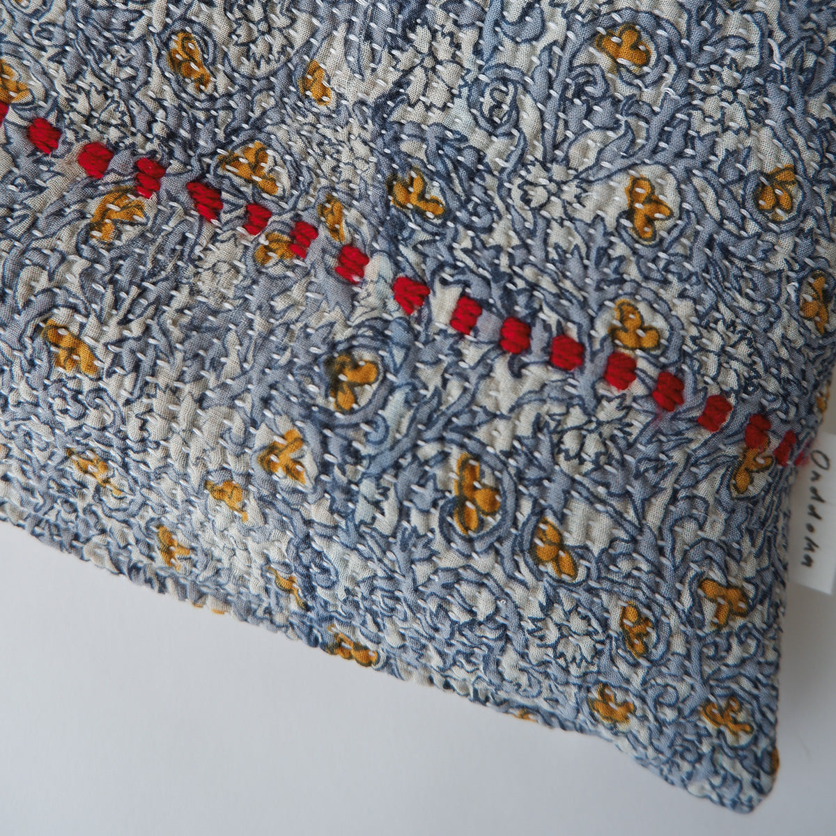 〈Vintage kantha quilt〉猫にフィットするクッション【Blue Flower-D】