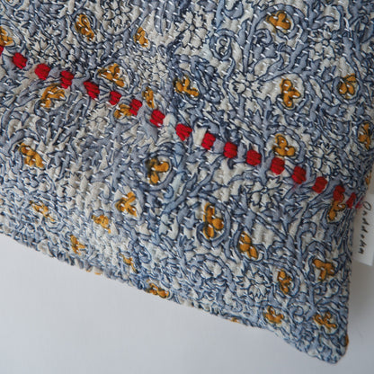 〈Vintage kantha quilt〉猫にフィットするクッション【Blue Flower-D】