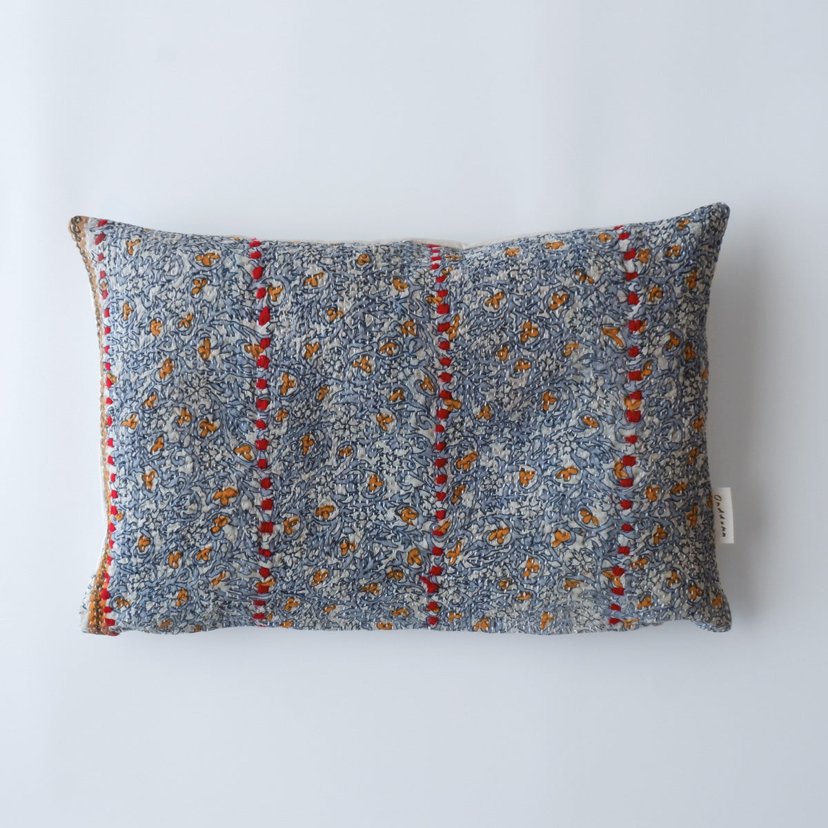 〈Vintage kantha quilt〉猫にフィットするクッション【Blue Flower-E】