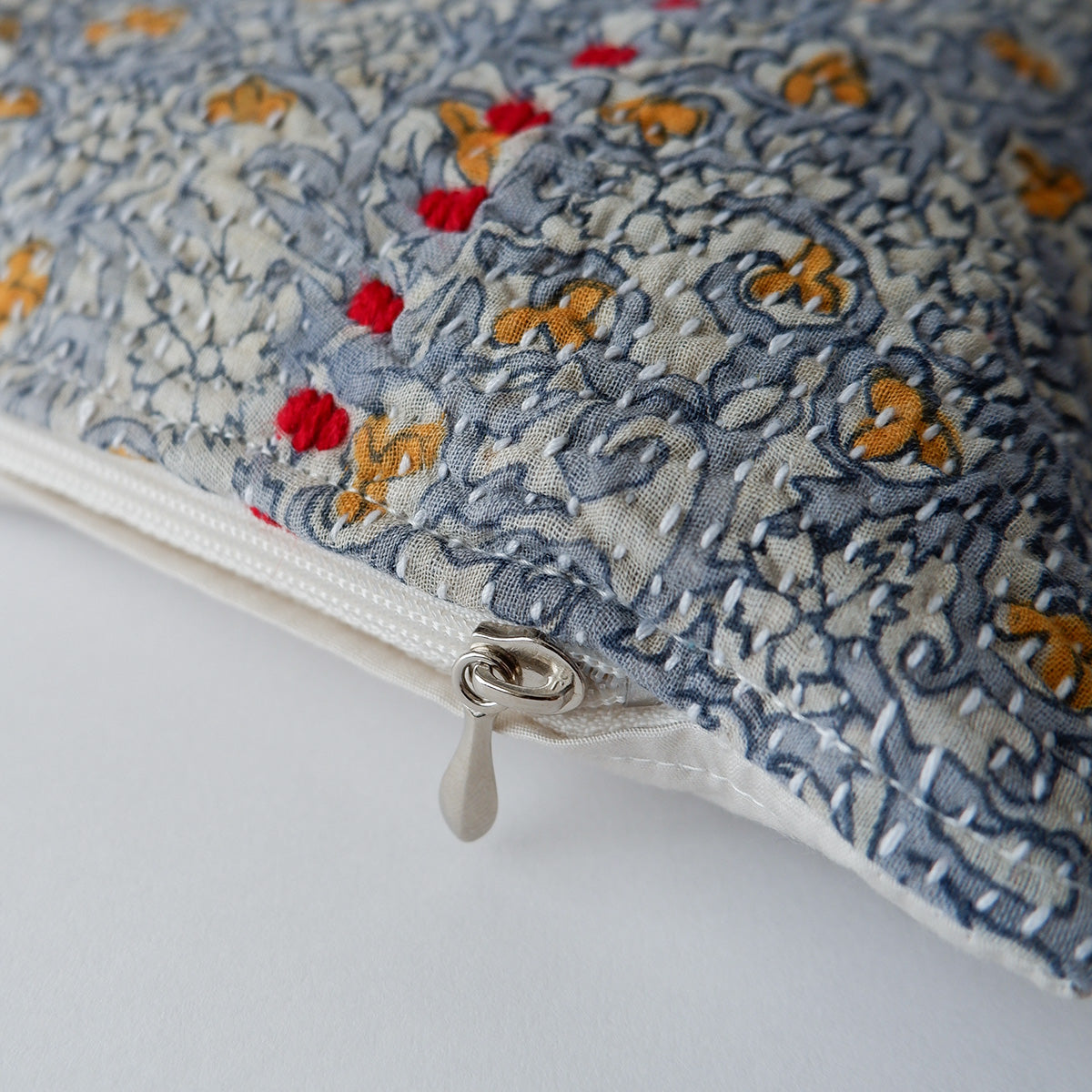 〈Vintage kantha quilt〉猫にフィットするクッション【Blue Flower-E】