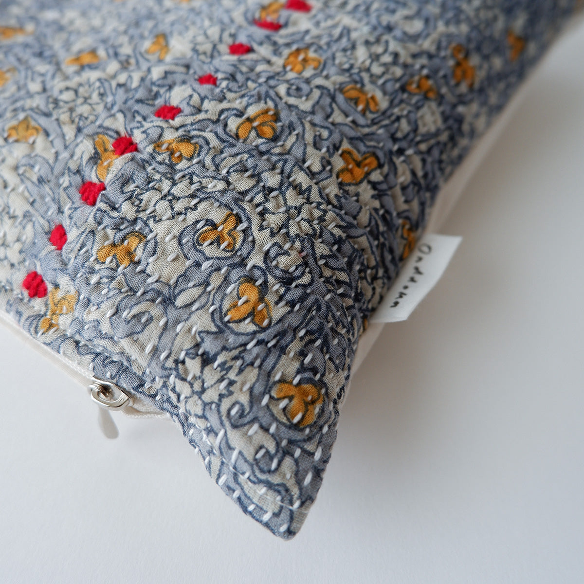 〈Vintage kantha quilt〉猫にフィットするクッション【Blue Flower-E】