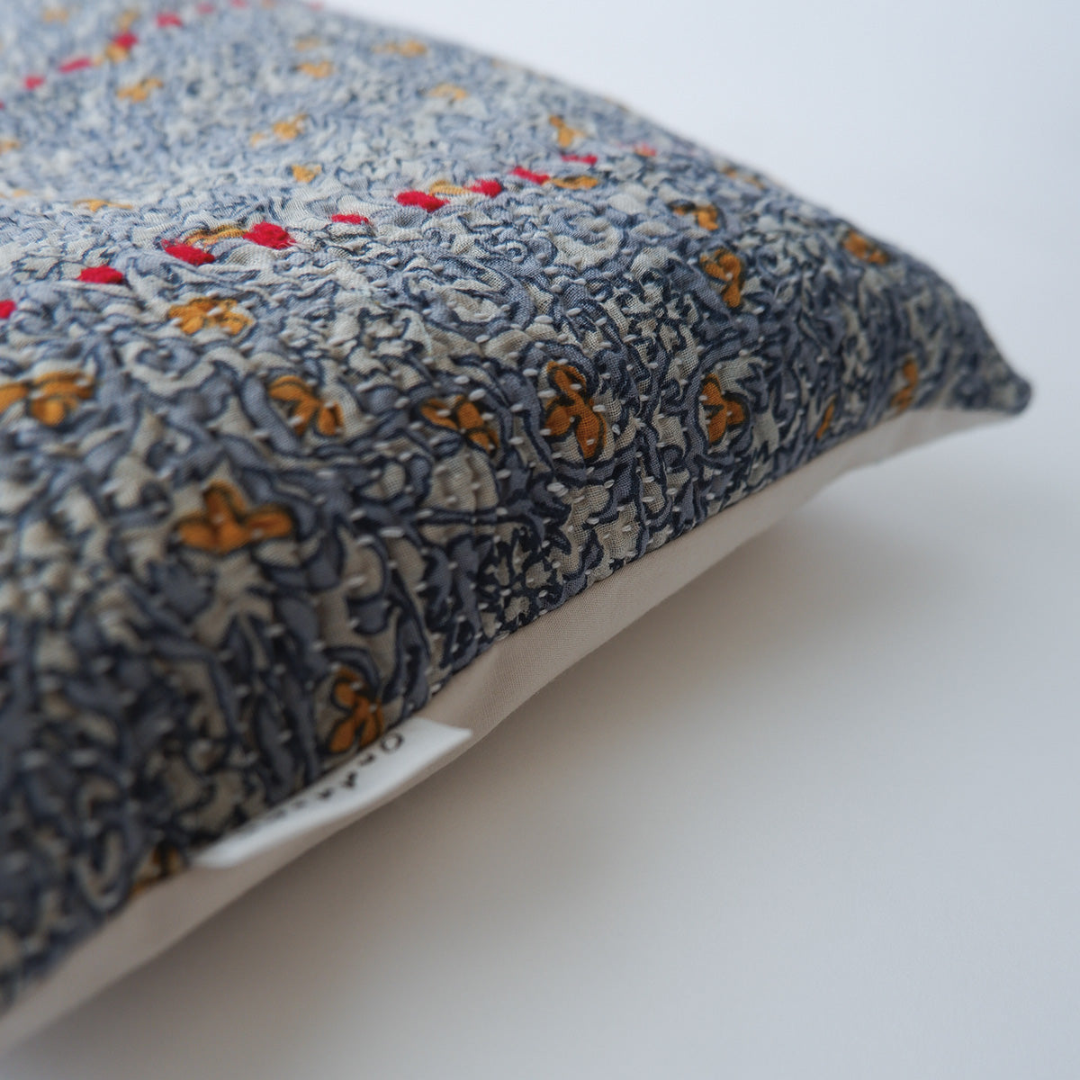 〈Vintage kantha quilt〉猫にフィットするクッション【Blue Flower-E】