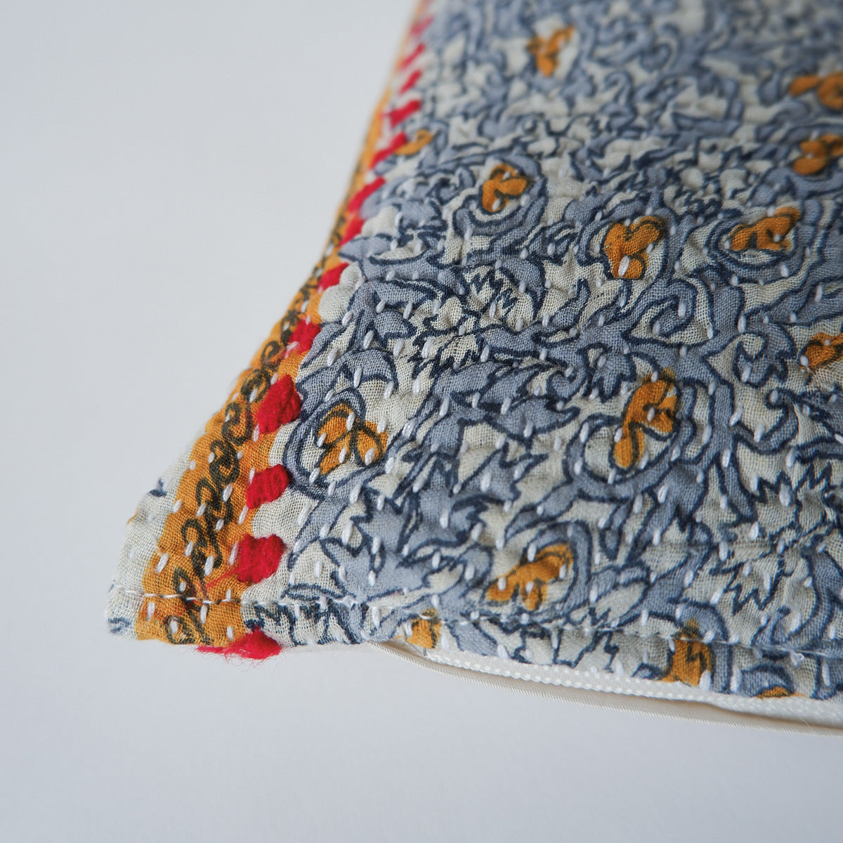 〈Vintage kantha quilt〉猫にフィットするクッション【Blue Flower-E】