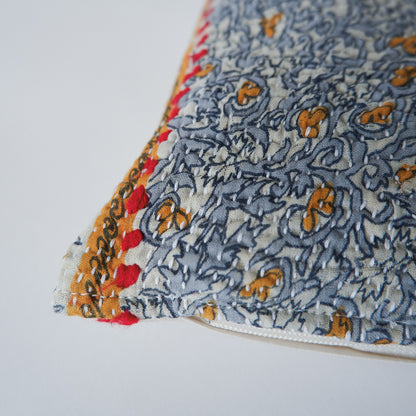 〈Vintage kantha quilt〉猫にフィットするクッション【Blue Flower-E】