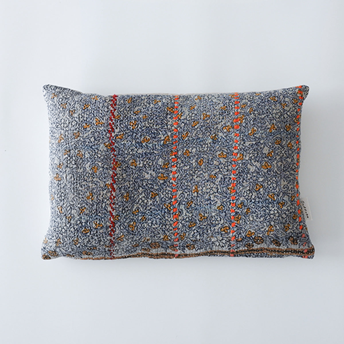 〈Vintage kantha quilt〉猫にフィットするクッション【Blue Flower-F】