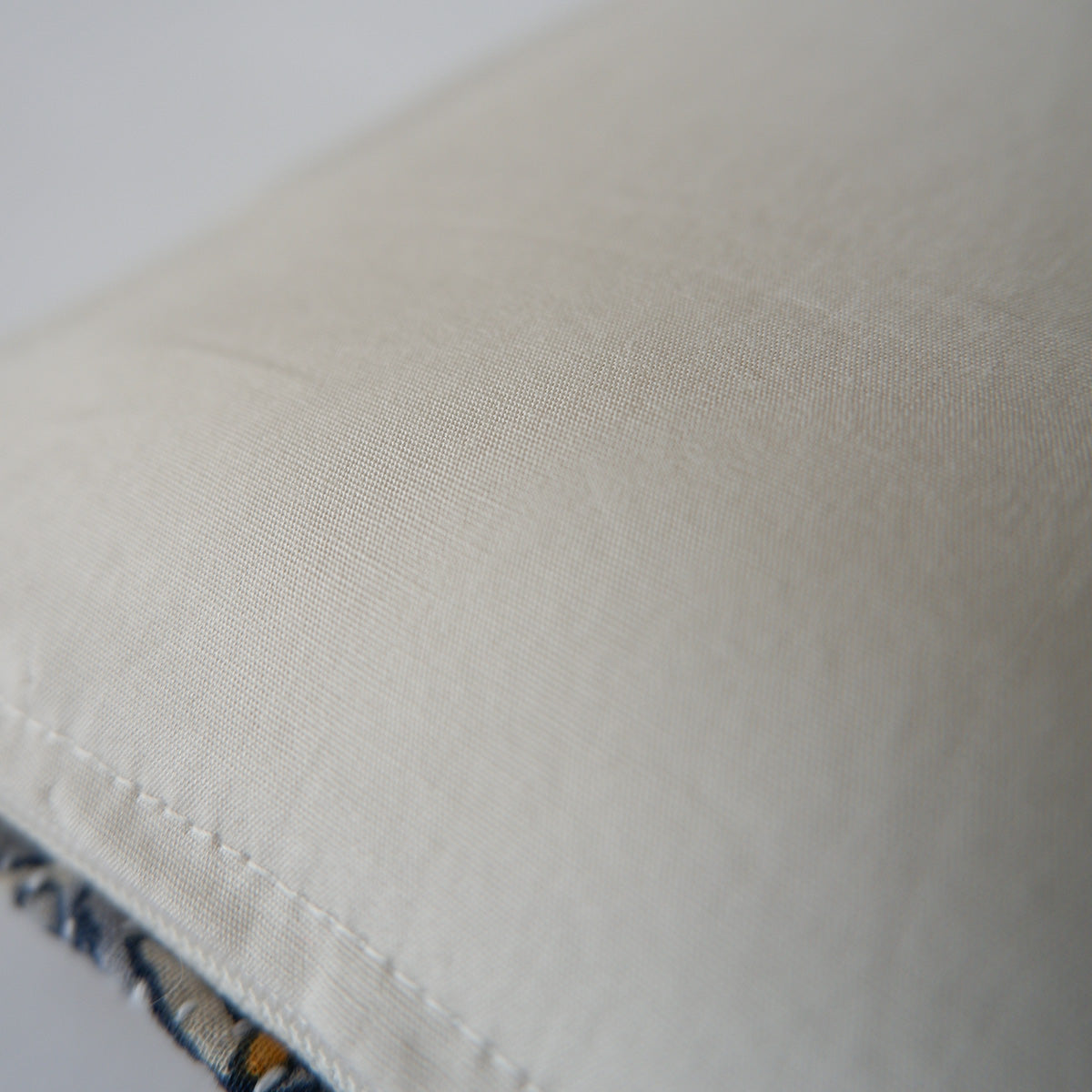 〈Vintage kantha quilt〉猫にフィットするクッション【Blue Flower-I】