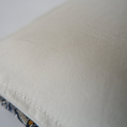 〈Vintage kantha quilt〉猫にフィットするクッション【Blue Flower-I】