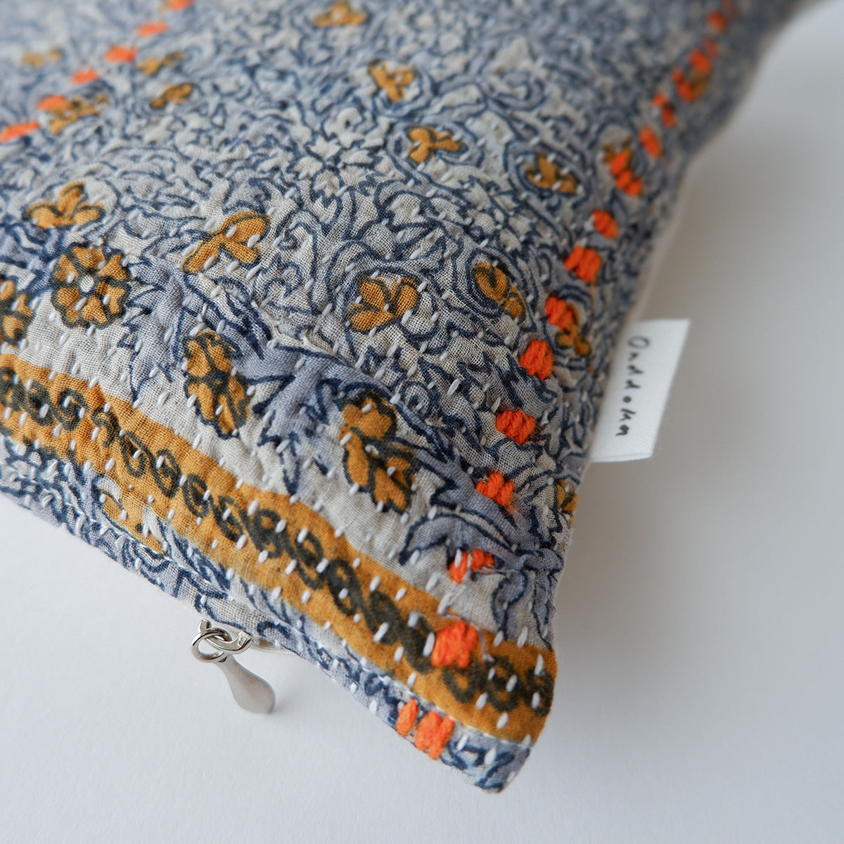 〈Vintage kantha quilt〉猫にフィットするクッション【Blue Flower-F】