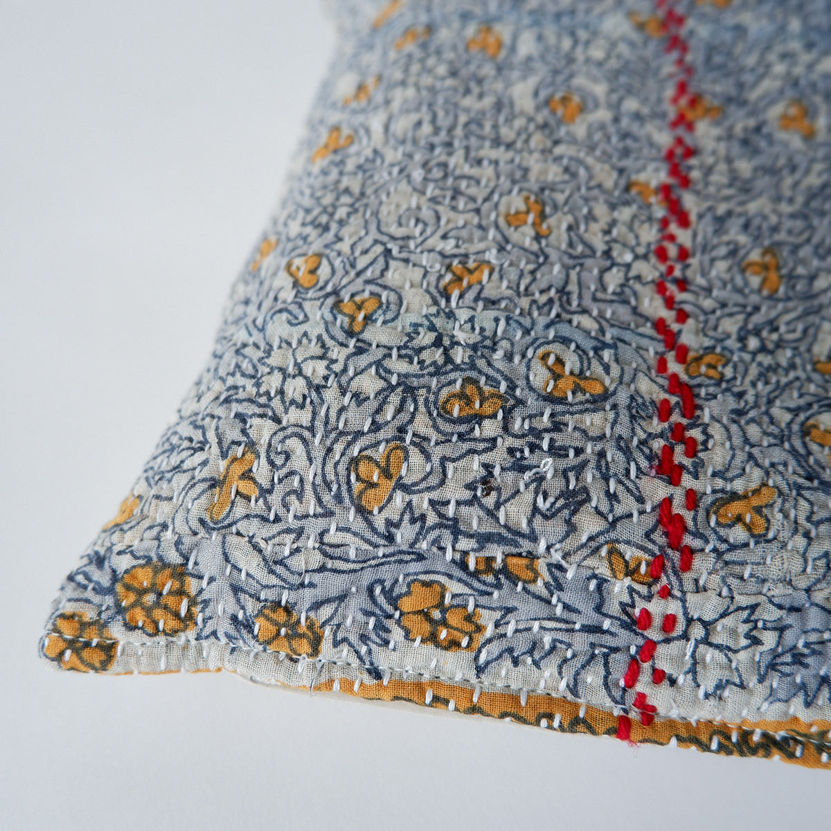 〈Vintage kantha quilt〉猫にフィットするクッション【Blue Flower-F】