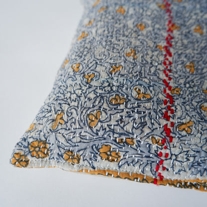 〈Vintage kantha quilt〉猫にフィットするクッション【Blue Flower-F】