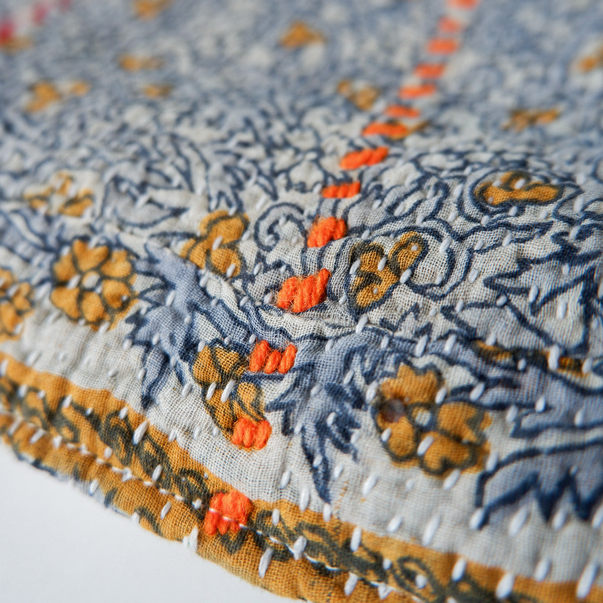 〈Vintage kantha quilt〉猫にフィットするクッション【Blue Flower-F】