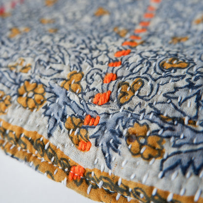 〈Vintage kantha quilt〉猫にフィットするクッション【Blue Flower-F】