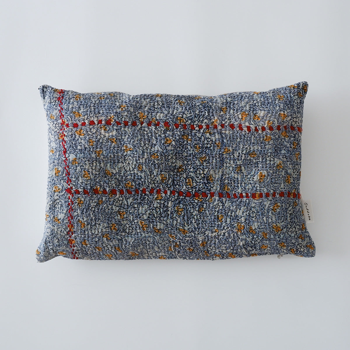 〈Vintage kantha quilt〉猫にフィットするクッション【Blue Flower-G】