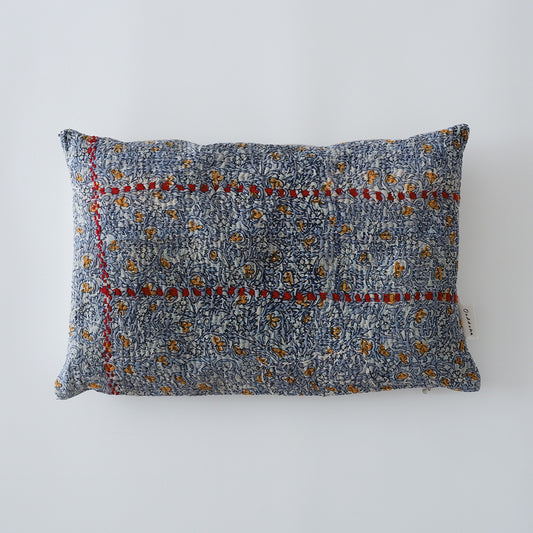 〈Vintage kantha quilt〉猫にフィットするクッション【Blue Flower-G】